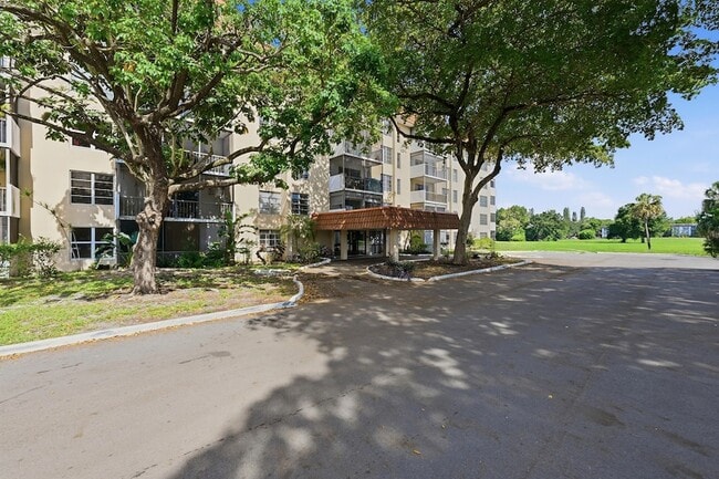 Building Photo - 4158 Inverrary Dr Unit 511