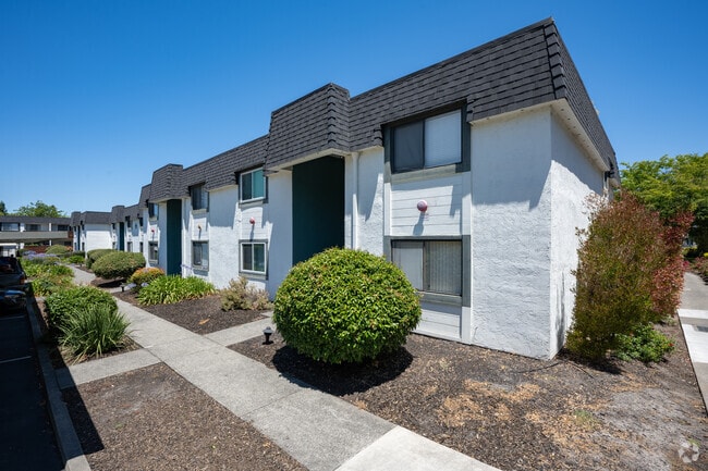 Building Photo - The Lenox