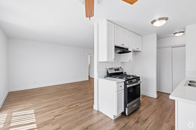 2BR, 2BA - 880SF - Living Room - Kingswood Village