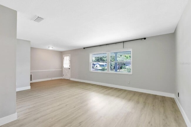 Photo - 3326 Young St