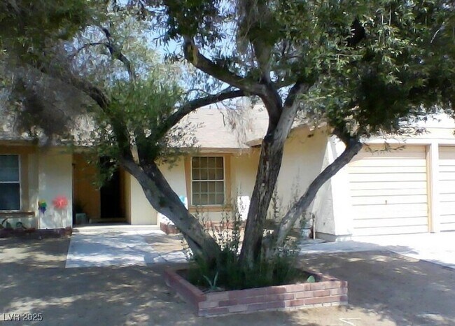 Building Photo - 6270 W Arcadia Ave