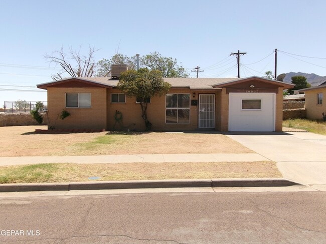 Building Photo - 10037 Oakwood Dr