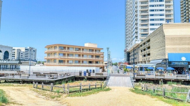 Building Photo - 108 S Montpelier Ave