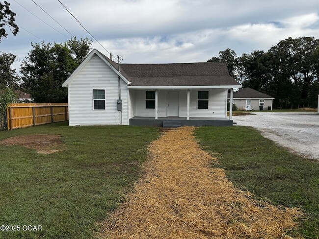Building Photo - 3905 E 13th St