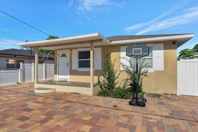 Building Photo - 3317 W St Conrad St Unit ID1324834P