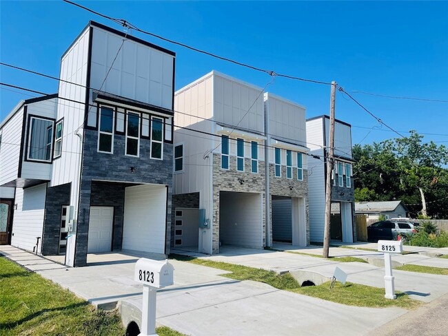 Photo - 8123 St Louis St