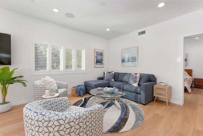 Building Photo - 624 N Clementine St Unit SI FL1-ID1601853P