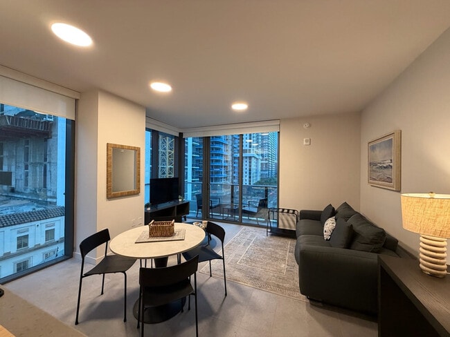 Building Photo - 121 NE 5th St Unit SI FL19-ID1505777P