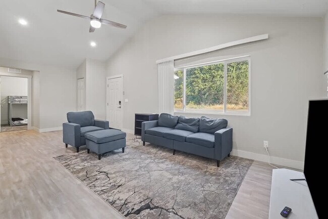 Photo - 1001 N Shamrock St Unit SI ID1460940P