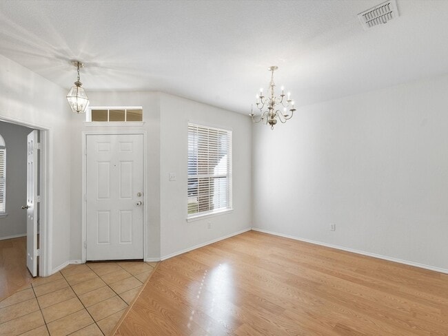 Photo - 548 Linacre Dr