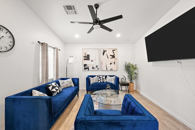 Building Photo - 5233 N 23rd Ave Unit ID1244304P