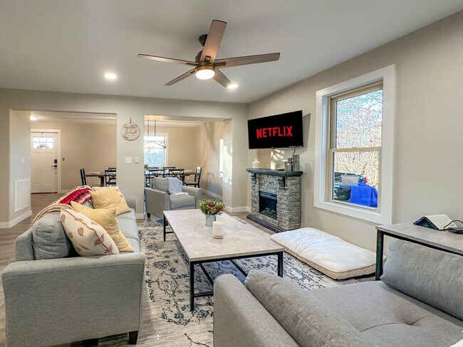 Building Photo - 204 Terrys Gap Loop Rd Unit ID1265153P