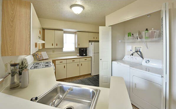 The kitchen at Heatherwood Apartments, Grand Blanc, Michigan - Heatherwood Apartments