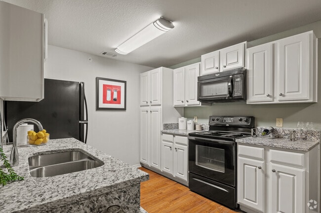 2BR, 2BA - 960SF - Kitchen - StoneHaven Apartment Homes