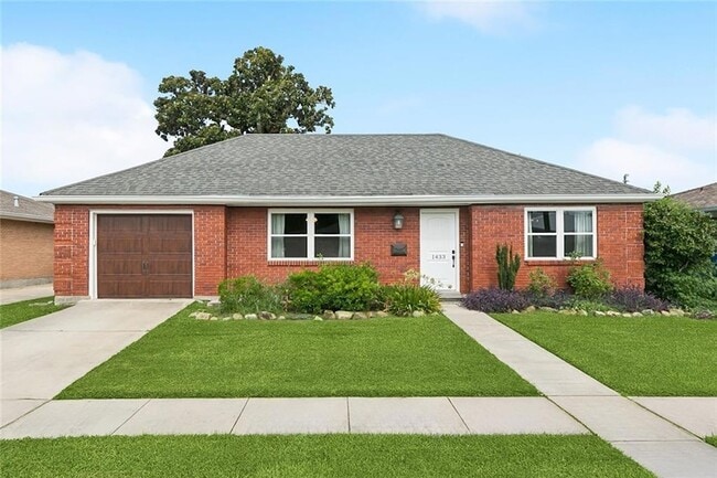 Building Photo - 1433 Poinsettia Dr