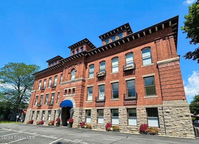 Building Photo - 77 Van Dam St Unit 205