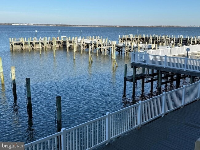 Building Photo - 200 Bay Ave Unit 200