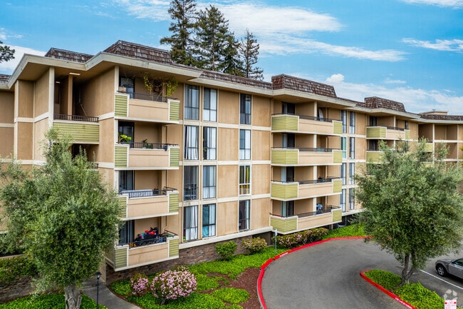 Building Photo - The Highlander