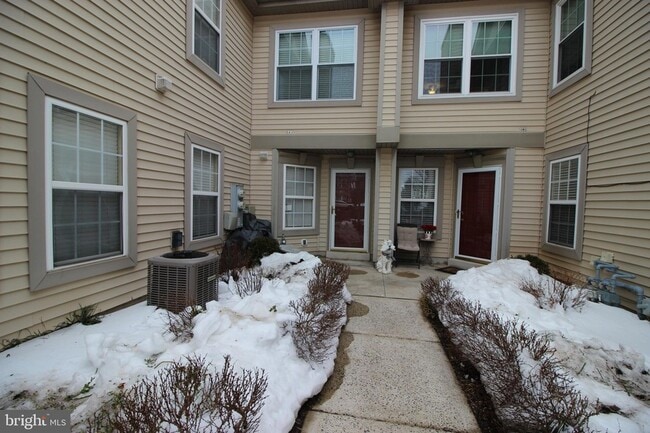 Photo - 1004 Julian Dr W