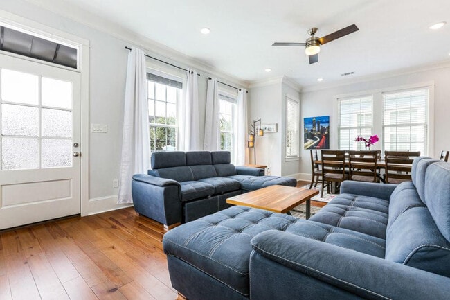 Building Photo - 1216 Carondelet St Unit ID1269941P