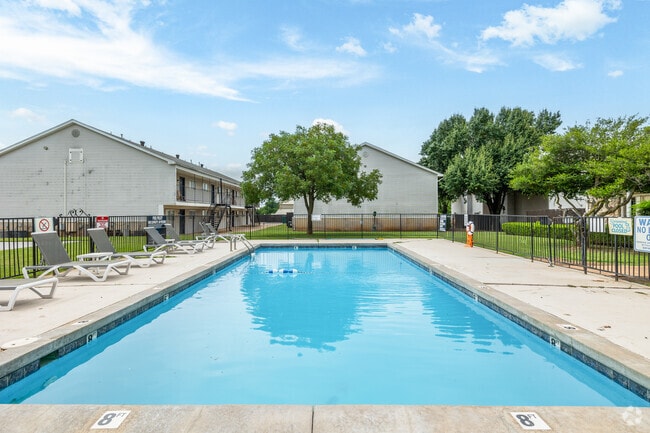 Pool - Huntington Place Apartments
