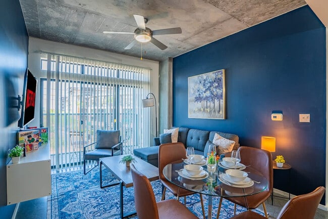 Building Photo - 333 E Roosevelt St Unit ID1263209P