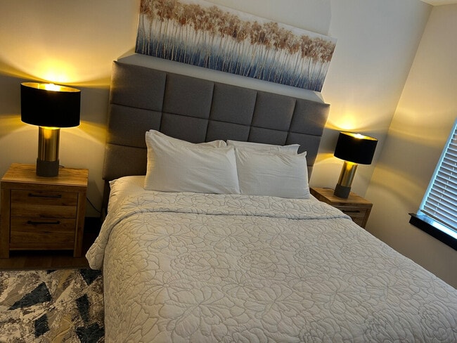 Photo - 539 W Trade St Unit ID1344164P