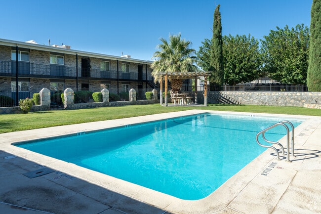 Pool - Hilton Place Apartments