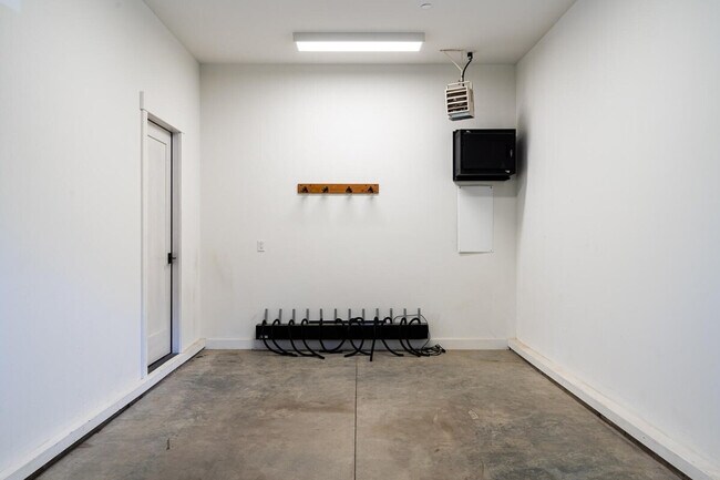 Photo - 12 Wildwood Rd W Unit SI ID1255679P