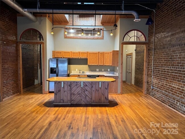 Photo - 110 Church St NW