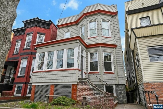 Building Photo - 158 Edgar St