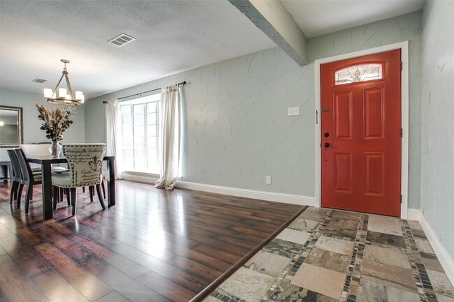 Photo - 2906 Sharpview Ln