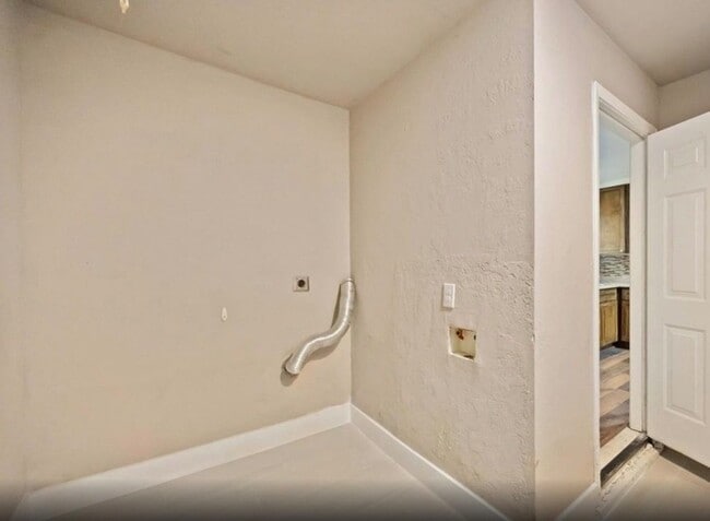 Photo - 6043 Lyndhurst Dr