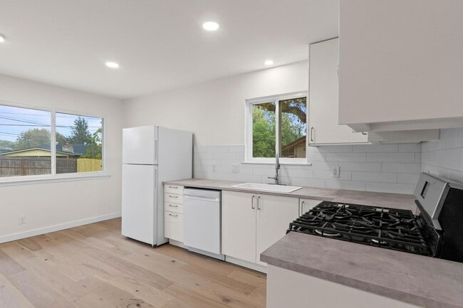 Photo - 902 Warrington Dr