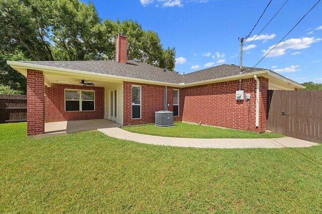 Photo - 322 Hillcroft Dr