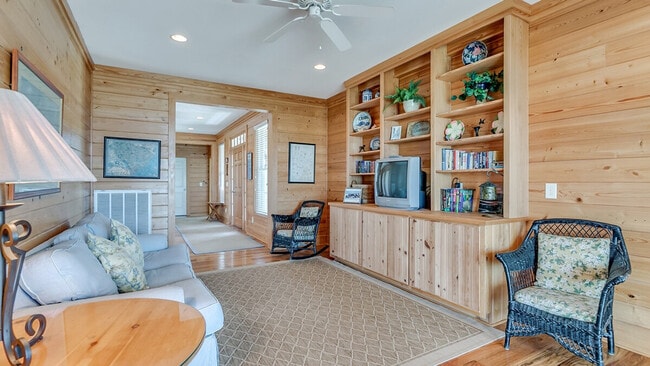 Building Photo - 630 Parker Dr Unit ID1253441P