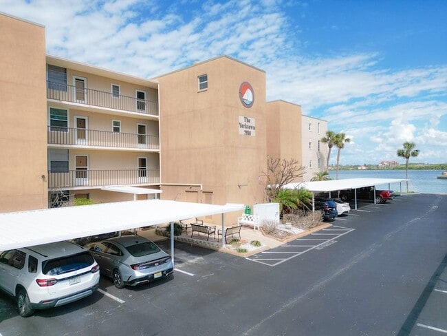 Building Photo - 7910 Sun Island Dr S Unit 105