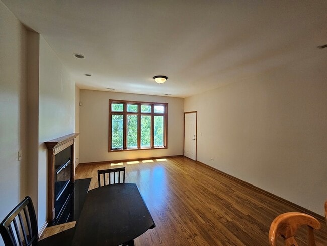 Photo - 1326 W Grenshaw St Unit 2B