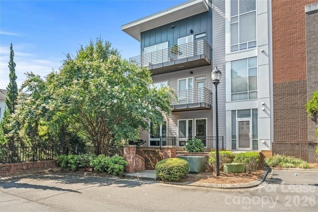 Building Photo - 2200 Lyndhurst Ave Unit 201