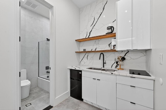 Building Photo - 443 Clove Rd Unit ID1366358P