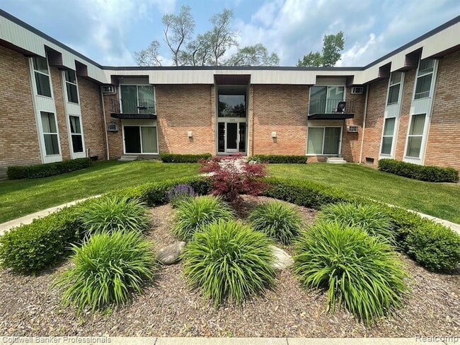 Building Photo - 4200 S Rochester Rd Unit 106