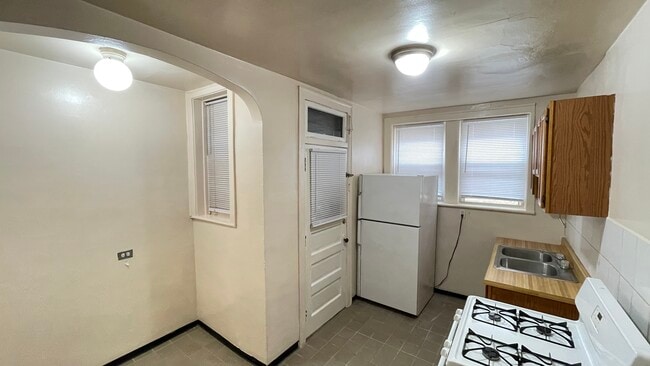 3BR: KITCHEN - 2415-2417 W Birchwood Ave