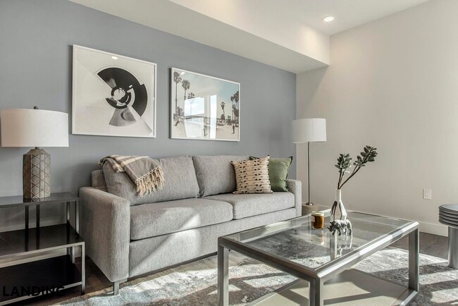 Building Photo - 17500 25th Ave NE Unit GG206