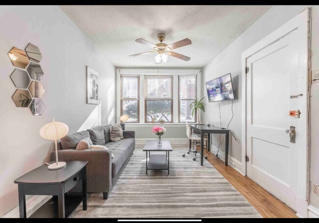 Building Photo - 1246 W Nelson St Unit ID1319102P