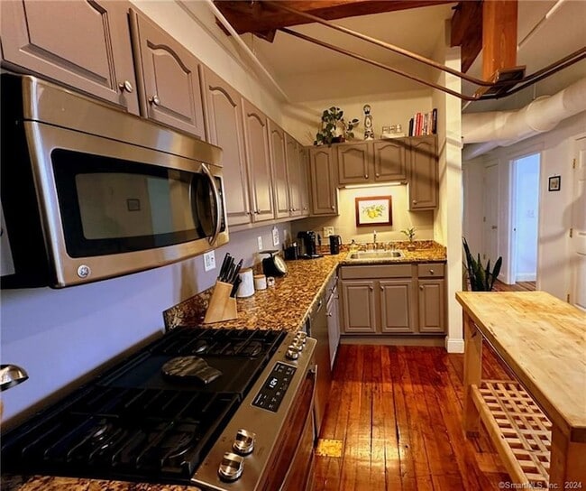 Photo - 145 Canal St E