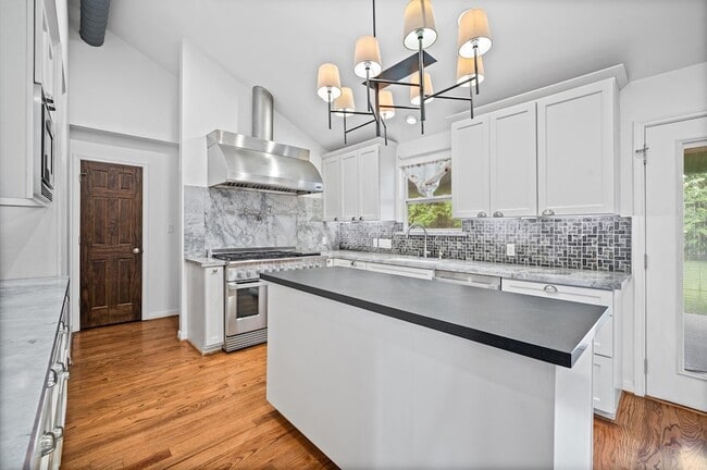 Photo - 1526 Adkins Rd