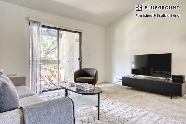 Photo - 1600 Villa St