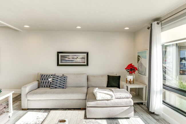 Building Photo - 4513 Cove Dr Unit SI FL1-ID1546044P