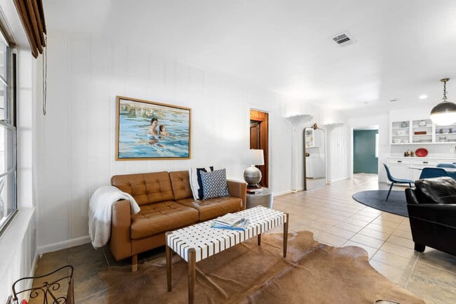 Building Photo - 202 Woodcreek Dr Unit ID1254584P