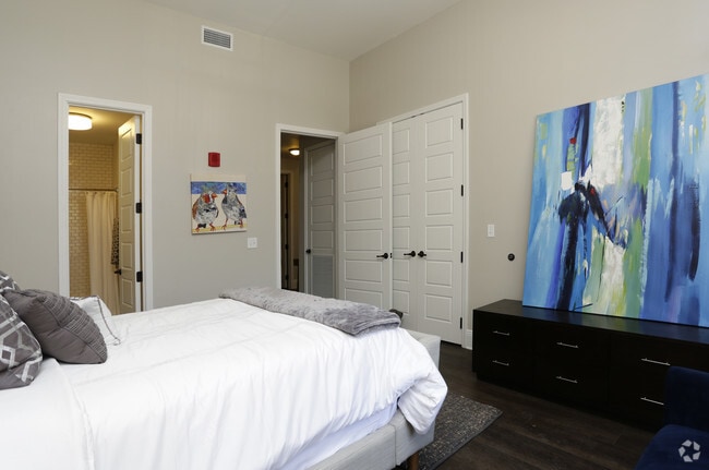 Photo - Giani Building